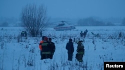 Следователи и поисково-спасательные группы на месте катастрофы в Подмосковье, 11 февраля 2018
