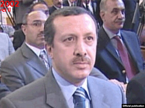 Recep Tayyib Erdoğan - Türkiyə prezidenti Erdoğan 2003-2014-cü illərdə Türkiyənin Baş naziri olub. 2014-cü ildə isə ümumxalq səsverməsi ilə seçilən ilk prezident kimi fəaliyyətə başlayıb. Buna qədər Türkiyədə prezidentləri parlamentdə keçirilən səsvermədə müəyyən edirdilər. Konstitusiyaya dəyişikliliyə görə bundan sonra prezidentlik müddəti 5 ildir, eyni adam 2 dəfədən çox dalbadal prezident seçilə bilməz.&nbsp; 