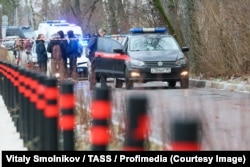 Машина Следственного комитета РФ около школы в Горках-2, 16 декабря 2025 года