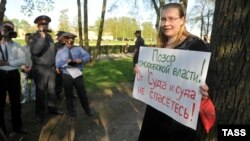 Активист гей-сообщества протестует в Санкт-Петербурге. 17 мая 2012 года.