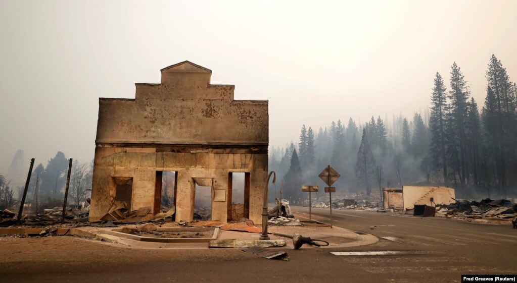 Një ndërtesë tregtare, e djegur nga zjarri i egër "Dixie", që kaploi vendbanimin Grinvill, në Kaliforni. (5 gusht)