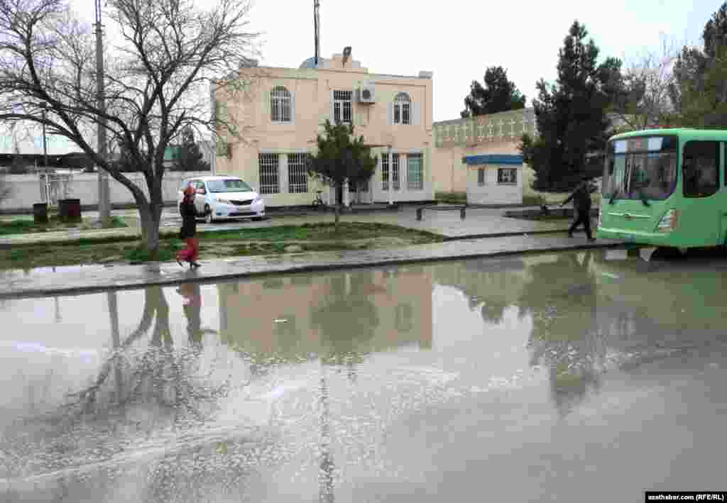 Aşgabadyň Arzuw sebitindäki awtobuslaryň soňky duralgasyna ýagyn ýaganda üýşýän suwlar.