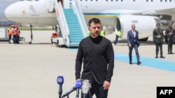 Ukrayna prezidenti Volodimir Zelenski Ankarada təyyarədən endikdən sonra jurnalistlərə danışır.