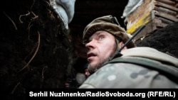 Життя солдата за 40 метрів від російських сил на Донбасі – фото