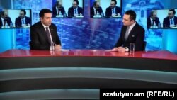 Вице-спикер Национального собрания Армении Ален Симонян (слева) в студии Азатутюн ТВ, Ереван, 27 января 2020 г.