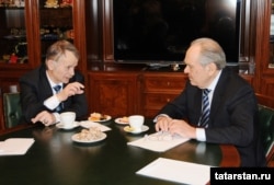 Лидер крымских татар Мустафа Джемилев (слева) встречается с государственным советником Татарстана Минтимером Шаймиевым, Москва, 12 марта 2014 года