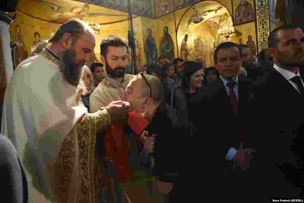 Sveštenstvo Mitropolije Srpske pravoslavne crkve u Crnoj Gori služilo je vaskršnju liturgiju u Hramu Hristovog Vaskrsenja u Podgorici a pričešćivanje je vršeno jednom kašičicom.