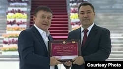 Акматбек Келдибеков жана Садыр Жапаров. (Сүрөт Келдибековдун Фейсбуктагы баракчасынан алынды).