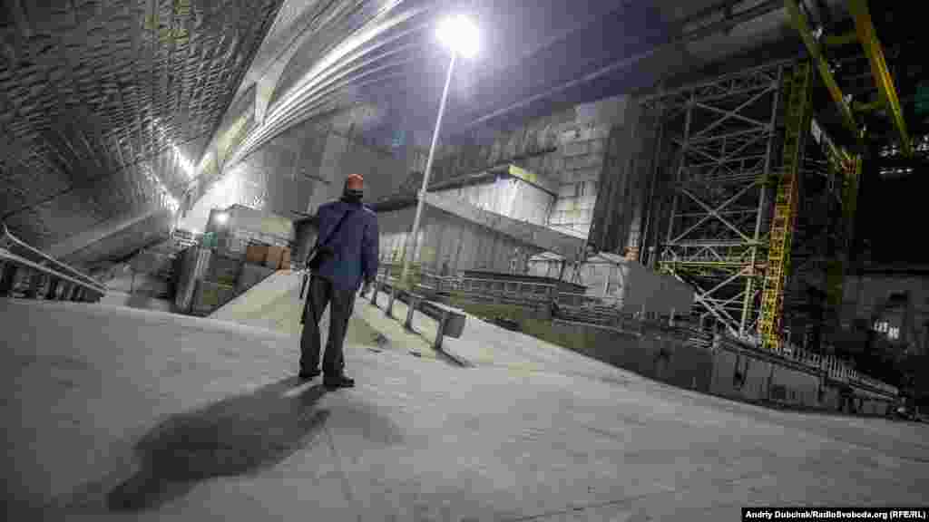На фото &ndash; старий саркофаг зруйнованого ядерного реактора ЧАЕС всередині нового конфайнменту, спроектованого і збудованого&nbsp;французьким&nbsp;консорціумом Novarka &nbsp;