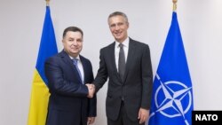 Міністр оборони України Степан Полторак (л) і генеральний секретар НАТО Єнс Столтенберґ, Брюссель, 25 червня 2015 року