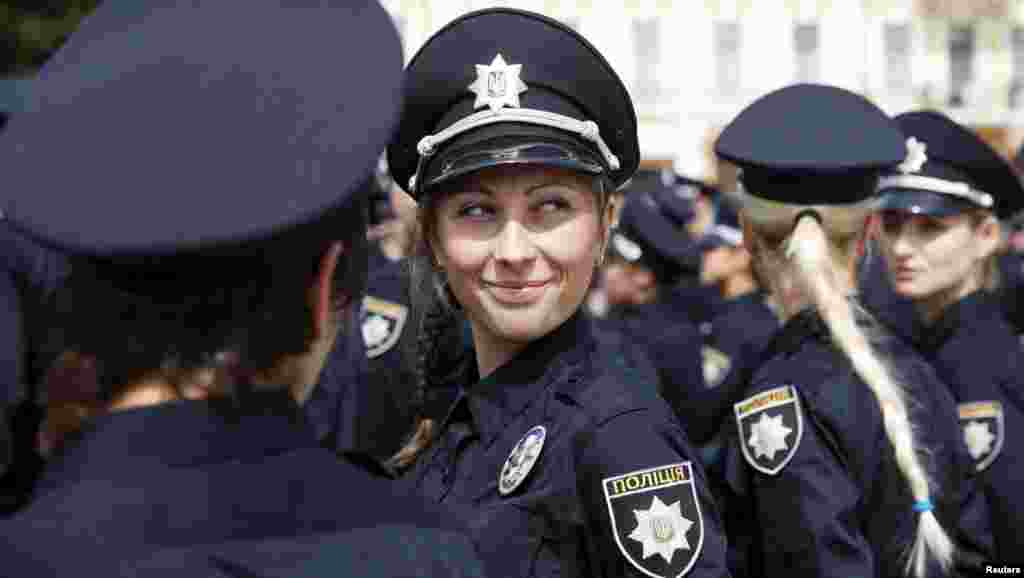 У столиці України склали присягу на вірність українському народу патрульні поліцейські. Київ, 4 липня 2015 року. Більше про складання поліцейськими присяги ТУТ &nbsp;