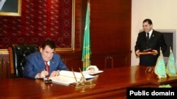 Бывший президент Туркменистан с тогдашним министром здравоохранения Гурбангулы Бердымухамедовым.