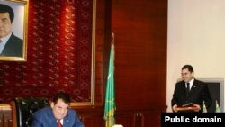 Nyýazow (çepde) ýogalandan soň türkmen režimi barada ýazylan makalalaryň käbirinde G.Berdimuhamedowyň türkmen Nikitasy bolmak ähtimallygy barada umytly pikirler aýdyldy.