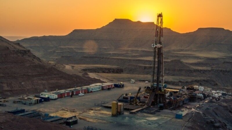 دولت رئیسی ۱۳ میلیارد دلار قرارداد نفتی با «شرکت‌های داخلی» امضا می‌کند