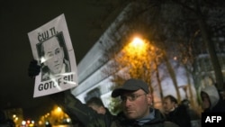 Demonstrant sa slikom Janeza Janše i potpisom "Gotov je" na protestu u Ljubljani, 30. novembar 2012.