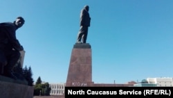 Пострадавший монумент вождю мирового пролетариата