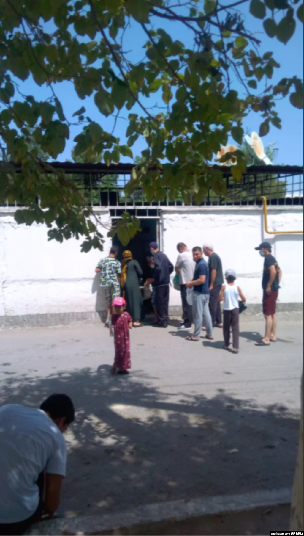 Aşgabat. Tamdyr çöreginiň nobaty.&nbsp;