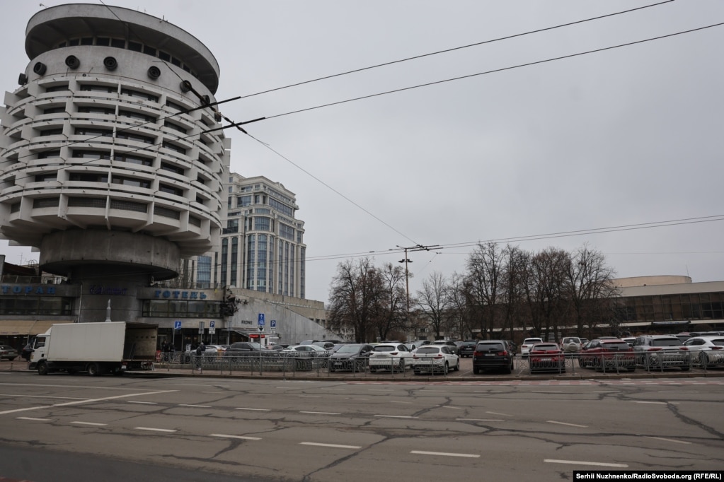 Сучасний вигляд площі Слави в Києві. Десь трохи вдалині посередині стояв зруйнований більшовиками Микільський собор, збудований в кінці 17-го століття