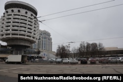 Сучасний вигляд площі Слави в Києві. Десь трохи вдалині посередині стояв зруйнований більшовиками Микільський собор, збудований в кінці 17-го століття