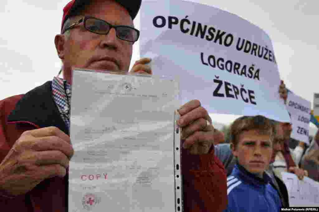 Mirni protesti ispred zgrade UN zbog najavljenog skraćivanja optužnice bivšem lideru bosanskih Srba Radovanu Karadžiću, 16. septemar 2009. Foto: Midhat Poturović