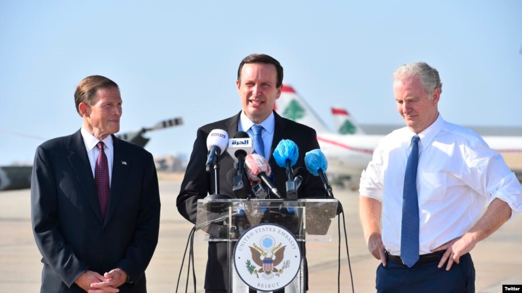 از راست سناتور کریس ون هالن، سناتور کریس مورفی و سناتور ریچارد بلومنتال در فرودگاه بیروت