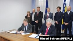 Lideri SDA Bakir Izetbegović i HDZ BiH Dragan Čović potpisuju 17. juna 2020 sporazum o održavanju lokalnih izbora u Mostaru.