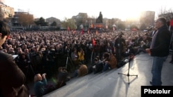 Раффи Ованнисян выступает на митинге на площади Свободы, Ереван, март 2013 г.