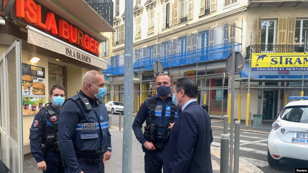 استقرار نیروهای پلیس و تشدید تدابیر امنیتی در شهر نیس فرانسه در پی حمله تروریستی روز پنج‌شنبه هشتم آبان