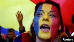 Женщина с лицом, раскрашенным в цвета флага Молдовы. Иллюстративное фото. 