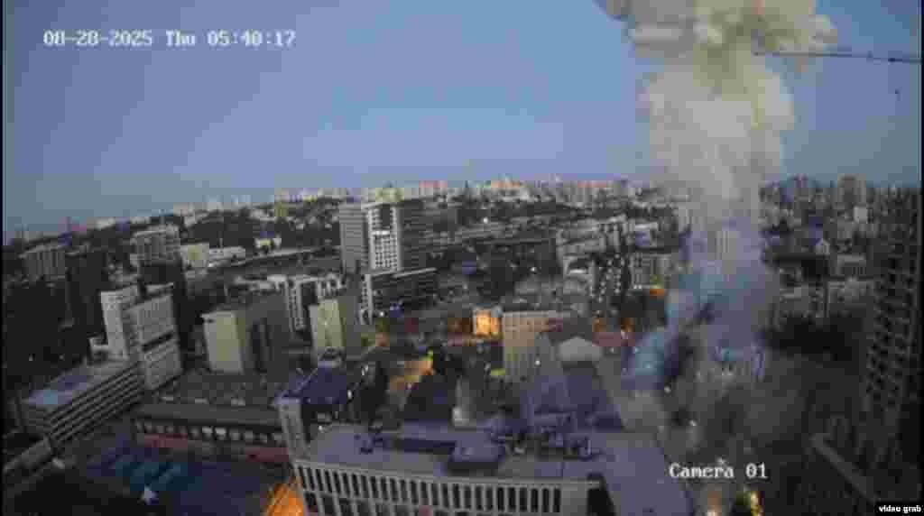 Момент влучання ракети біля офісу Радіо Свобода зафіксували камери спостереження