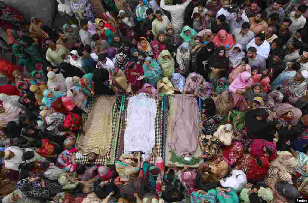 Relatives gather in Lahore, Pakistan, beside the bodies of victims of a&nbsp;suicide bomb attack on the Wagah border. (Reuters/Mohsin Raza) 