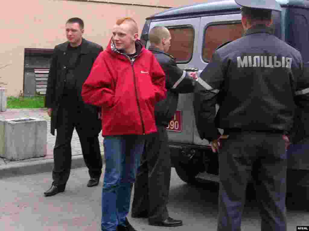 Суд Цэнтральнага раёну Менску даў тром удзельнікам пікету за патрабаваньне выдачы Бакіева штрафы ў памеры ад 0,5 да 20 базавых велічыняў. Андрэй Кузьмінскі