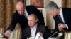 Євген Пригожин пригощає Володимира Путіна під час обіду з іноземними студентами в ресторані Cheval Blanc, Москва, 11 листопада 2011 року