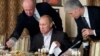 Російський бізнесмен, «кухар Путіна» Євген Пригожин (ліворуч) у своєму ресторані подає їжу Володимиру Путіну, 11 листопада 2011 року