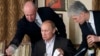 Yevgeni Priqojin (solda) Putinə xidmət göstərərkən