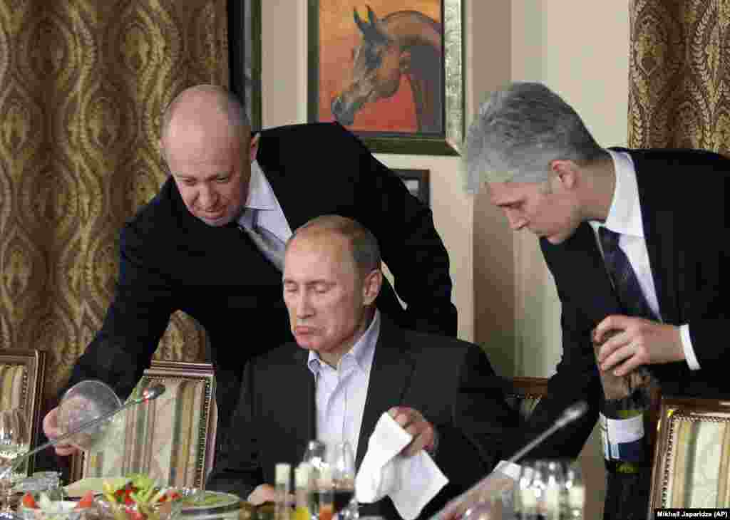 Putin je 2000. godine došao sa japanskim premijerom Joširom Morijem. Bila je to prva od mnogih Putinovih posjeta svjetskim liderima, a Prigožinovi kuhari su ubrzo nahranili rusku vojsku i osoblje Kremlja. na fotografiji: Prigožin asistira Putinu tokom večeri u restoranu sa stranim naučnicima i novinarima kod Moskve, 11. novembar 2011. &nbsp;
