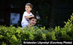 Під час прогулянки із сином