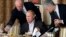 Російський бізнесмен, «кухар Путіна» Євген Пригожин (ліворуч) у своєму ресторані подає їжу Володимиру Путіну, 11 листопада 2011 року
