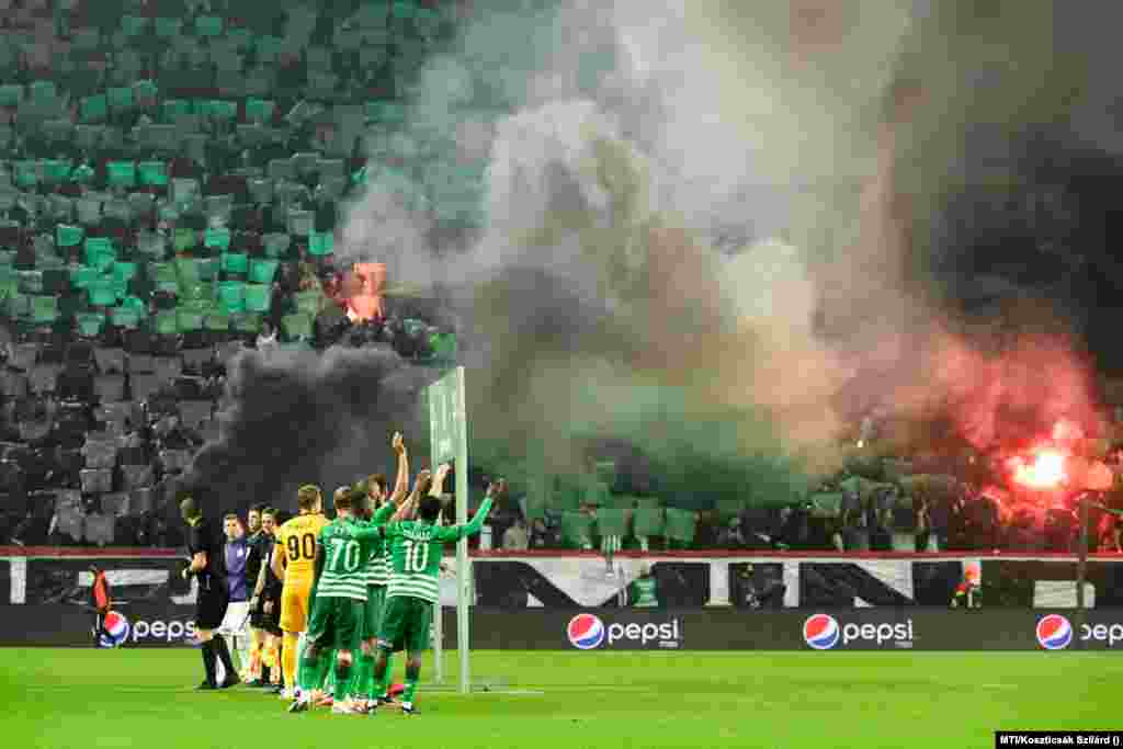 Szurkolók a labdarúgó OTP Bank Liga 8. fordulójában játszott Ferencvárosi TC - Újpest FC mérkőzés kezdete előtt a fővárosi Groupama Arénában 2020. október 24-én. A mérkőzésen közel 16 ezer néző szurkolt a helyszínen.