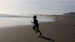 Люди на пляже в Новой Зеландии.