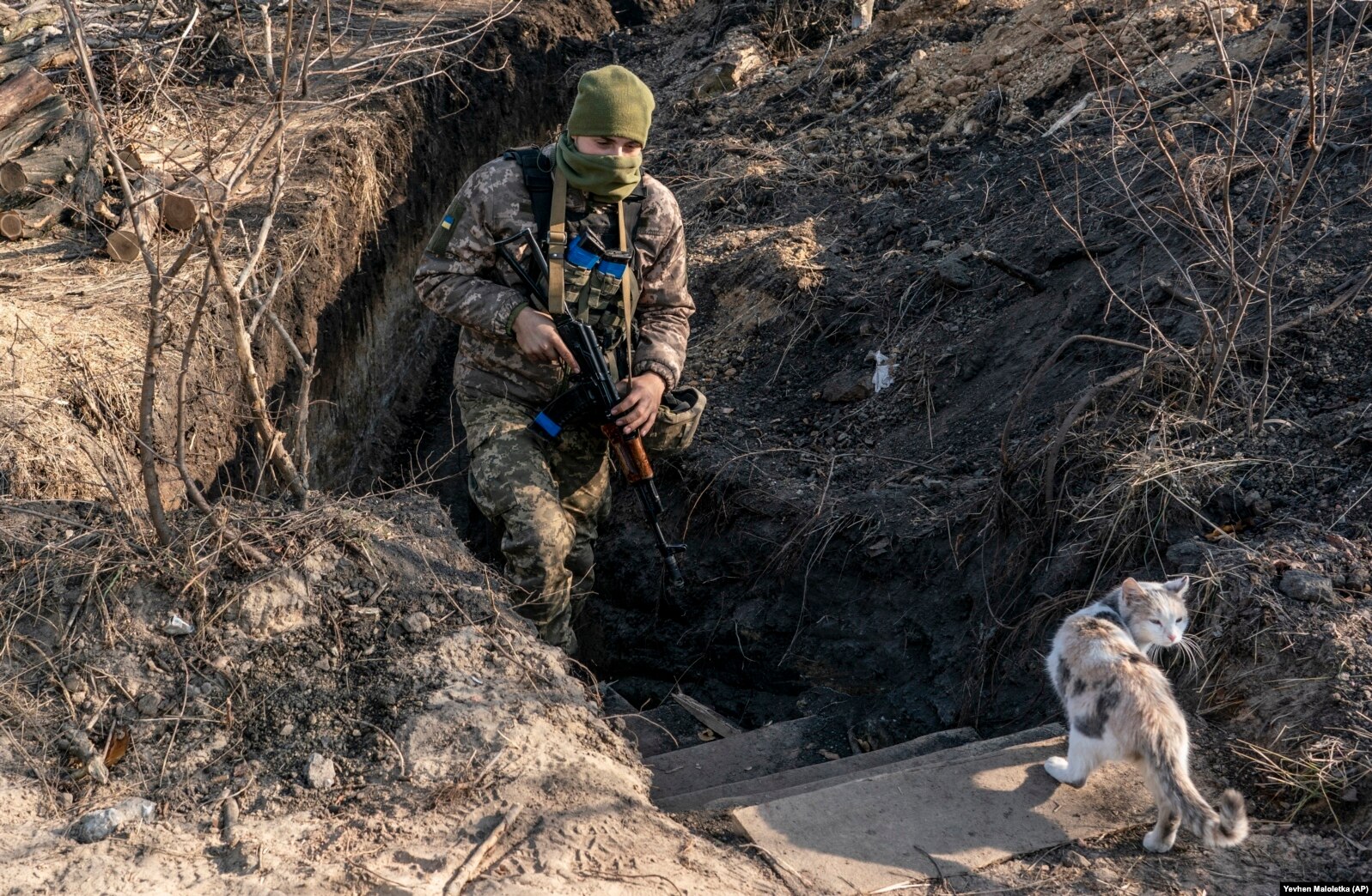Украинский военнослужащий на линии разграничения в Золотом, Луганская область, 2 ноября