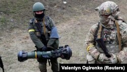 Члены территориально обороны с британскими NLAW