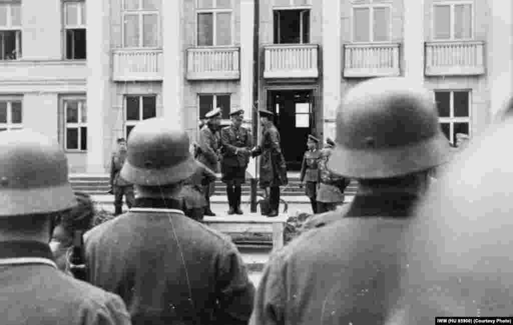 Locotenent-colonelul german Gustav-Adolf Riebel îi strînge mîna brigadierului Semion Krivoșein în timpul paradei comune a victoriei la Brest.