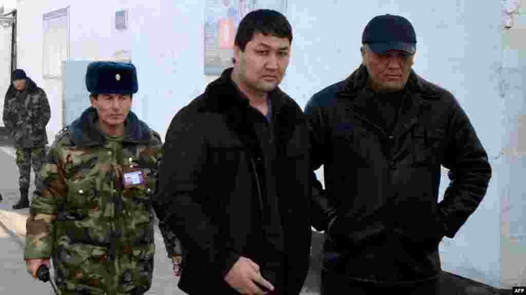 Охрана ведет преступного авторитета Кадыра Досова для общения с представителями власти. Ош, январь 2012 года