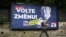 Bilbord s porukom krajnje desne partije koja poziva Čehe da "glasaju za promenu", 26. septembar 2025.