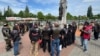 Біля в’їзду на Ольшанське кладовище байкерів зустрічали як прихильники, так і противники мотопробігу Європою