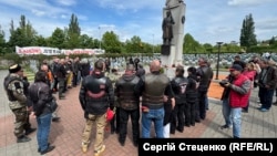 Біля в’їзду на Ольшанське кладовище байкерів зустрічали як прихильники, так і противники мотопробігу Європою