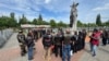 Европейские сторонники российского клуба "Ночные волки" на Ольшанском кладбище, где находится военное захоронение погибших во время Второй мировой войны советских солдат. Прага, 6 мая 2025 года