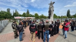 Европейские сторонники российского клуба "Ночные волки" на Ольшанском кладбище, где находится военное захоронение погибших во время Второй мировой войны советских солдат. Прага, 6 мая 2025 года