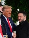 Доналд Трамп (рост) ва Владимир Зеленский (чап). Кохи Сафед, 18-уми августи 2025